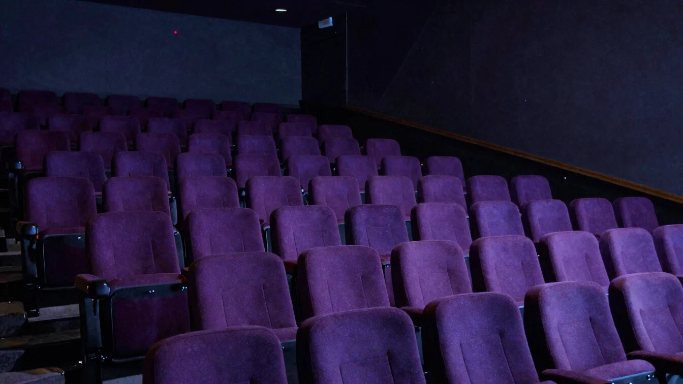 Cena editorial de uma sala de cinema escura com poltronas vazias